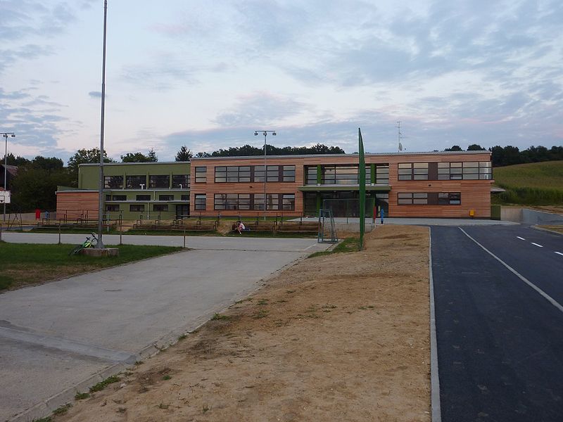 Datoteka:Slika škole u Dubravici3.JPG